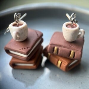 Boekjes en koffie oorbellen