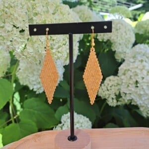 Camelkleurige oorbellen van satin-silk glaskralen – met verguld zilveren haakje, 7 cm