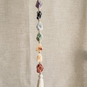 Chakra hanger met amethist, sodaliet, blauwe calciet, groene aventurijn, citrien, oranje calciet en rode jaspis – voor balans en energie in huis