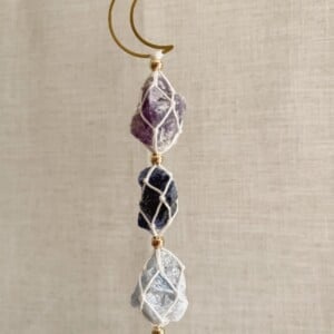 Chakra hanger met amethist, sodaliet, blauwe calciet, groene aventurijn, citrien, oranje calciet en rode jaspis – voor balans en energie in huis