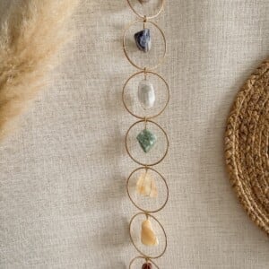 Chakra hanger met amethist, sodaliet, blauwe calciet, groene aventurijn, citrien, oranje calciet en rode jaspis