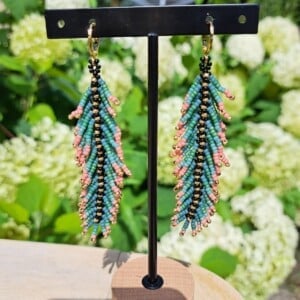 Color Quill – statement oorbellen met miyuki rocailles in veervorm