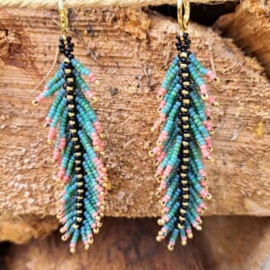 Color Quill – statement oorbellen met miyuki rocailles in veervorm