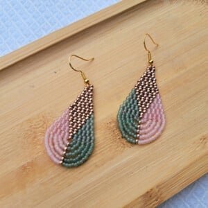 Color Weave – Blush Sage | Kleine brickstitch oorbellen in kleurvlakken met gouden details