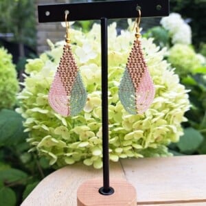Color Weave – Blush Sage | Kleine brickstitch oorbellen in kleurvlakken met gouden details