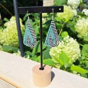 Color Weave – Eucalyptus | Handgemaakte brickstitch oorbellen in zwart, wit en eucalyptusgroen