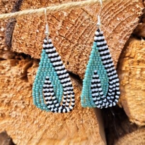 Color Weave – Eucalyptus | Handgemaakte brickstitch oorbellen in zwart, wit en eucalyptusgroen