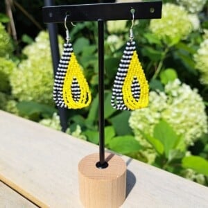 Color Weave – Lemon | Handgemaakte brickstitch oorbellen in zwart, wit en geel