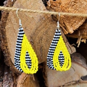Color Weave – Lemon | Handgemaakte brickstitch oorbellen in zwart, wit en geel