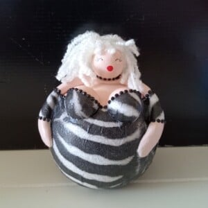 Dik blond dametje in zebraprint,handgemaakt en uniek,14 cm,mixed media