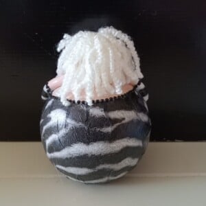 Dik blond dametje in zebraprint,handgemaakt en uniek,14 cm,mixed media
