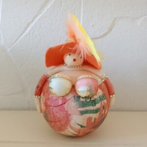Dik dametje in een zomers oranje/geel jurkje met een prachtige flaphoed,handgemaakt,14 cm,mixed media