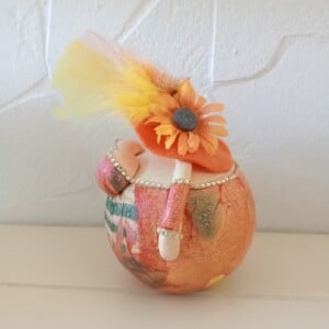 Dik dametje in een zomers oranje/geel jurkje met een prachtige flaphoed,handgemaakt,14 cm,mixed media