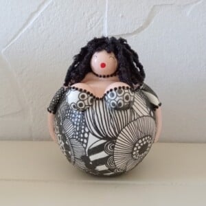 Dikke dame in een zwartwit marimekkojurkje,handgemaakt en uniek,14 cm,deco art