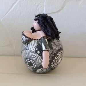 Dikke dame in een zwartwit marimekkojurkje,handgemaakt en uniek,14 cm,deco art