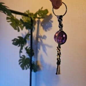 Discobal macramé sleutelhanger