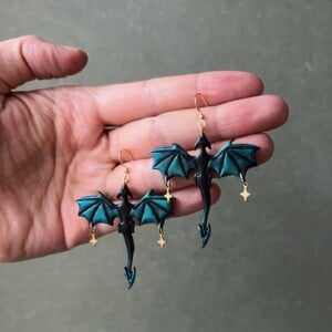 Draak oorbellen - glimmend blauw en zwart