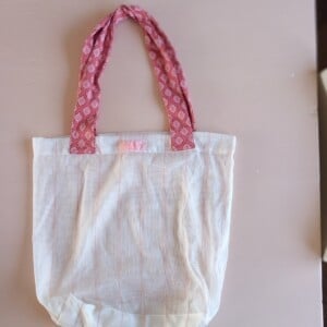 Duurzame tas van upcycled stof – lichtgewicht boho shopper met roze print