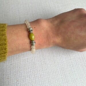 Elastische armband met kralen van rozenkwarts en jade