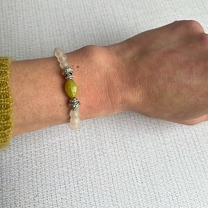 Elastische armband met kralen van rozenkwarts en jade