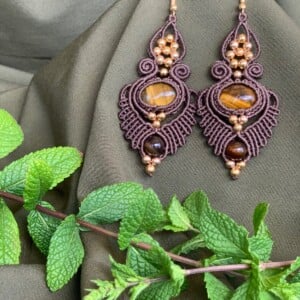 Elegant macramé oorbellen met tijgeroog