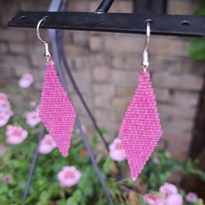 Felroze oorbellen van satin-silk glaskralen – met zilveren haakje, 7 cm