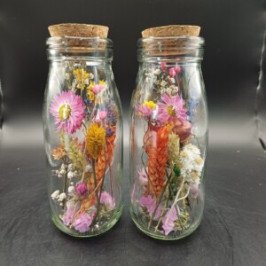 Fleurige droogbloemetjes in een set van 2 flesjes