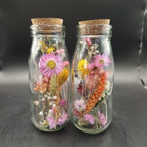 Fleurige droogbloemetjes in een set van 2 flesjes