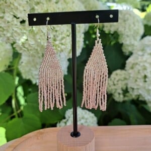 Fringe oorbellen Silver Bloom – glaskralen met roze gloed, 8,5 cm lang, zilveren oorhaken