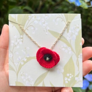 Gehaakte Rode Klaproos Ketting – Handgemaakte Bloemenhanger