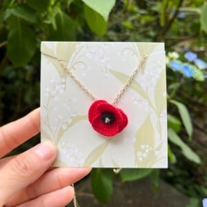 Gehaakte Rode Klaproos Ketting – Handgemaakte Bloemenhanger