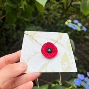 Gehaakte Rode Klaproos Ketting – Handgemaakte Bloemenhanger