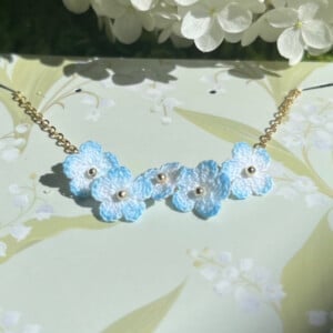 Gehaakte Vergeet-mij-niet Armband – Fijne Handgemaakte Bloemensieraad