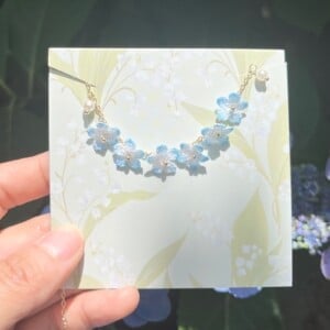 Gehaakte Vergeet-mij-nietjes Ketting – Handgeverfde Bloemen, Goudkleurig & Hypoallergeen