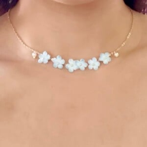 Gehaakte Vergeet-mij-nietjes Ketting – Handgeverfde Bloemen, Goudkleurig & Hypoallergeen