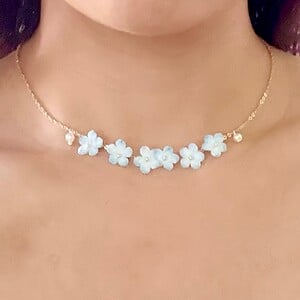 Gehaakte Vergeet-mij-nietjes Ketting – Handgeverfde Bloemen, Goudkleurig & Hypoallergeen