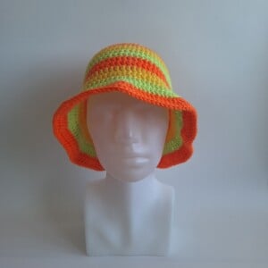 Gehaakte bucket hat 'Groen, oranje en geel'