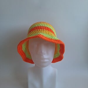 Gehaakte bucket hat 'Groen, oranje en geel'