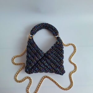 Gehaakte crossbody tas 'Metallic zwart regenboog'