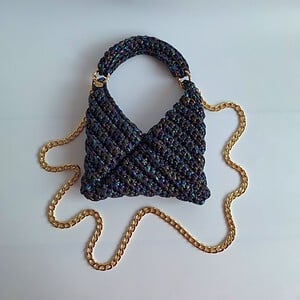 Gehaakte crossbody tas 'Zwart metallic regenboog'