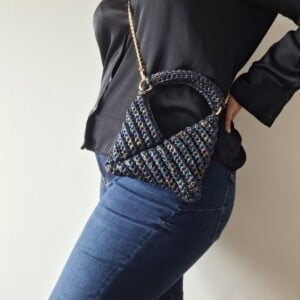 Gehaakte crossbody tas 'Metallic zwart regenboog'