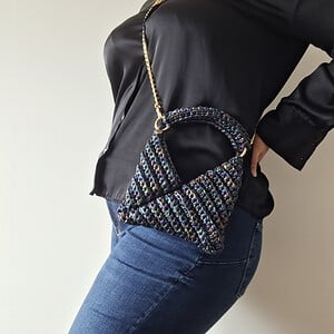 Gehaakte crossbody tas 'Zwart metallic regenboog'