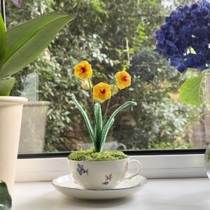 Gehaakte gele Narcissen in Theekopje