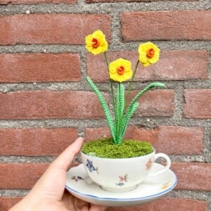 Gehaakte gele Narcissen in Theekopje