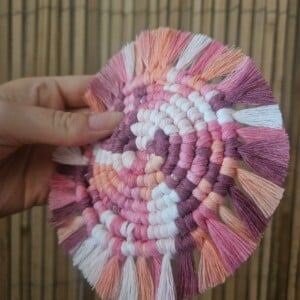 Gekleurde macramé onderzetter