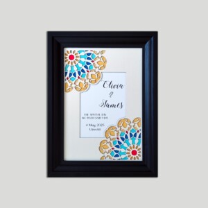 Gepersonaliseerde papercut wanddecoratie: trouwdatum en namen – stijlvol huwelijkscadeau met geometrisch bloemmotief