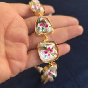 Handgeschilderde parelmoer choker