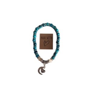 Handgemaakte edelsteen armband met schitterende blauwgroene kralen en een charmante maan- en hartbedel