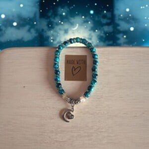 Handgemaakte edelsteen armband met schitterende blauwgroene kralen en een charmante maan- en hartbedel