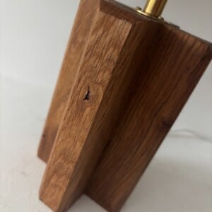 Handgemaakte lamp met stoere voet